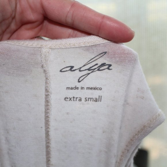 Franchesca's "aloha" shirt - Picture 5 of 7